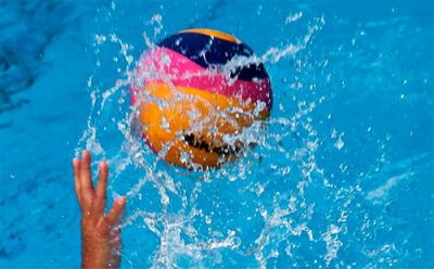 Чому м’яч, занурений у воду, постійно намагається виринути на поверхню?